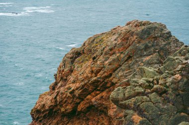 Jersey Adası 'ndaki (Manş Adaları, İngiltere) sahil uçurumlarının ve plajların güzel doğa manzarası)
