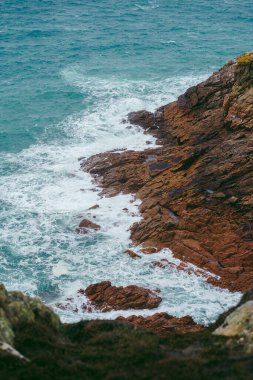 Jersey Adası 'ndaki (Manş Adaları, İngiltere) sahil uçurumlarının ve plajların güzel doğa manzarası)