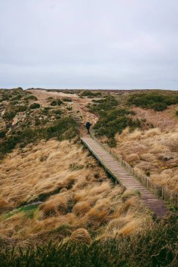 Soğuk bulutlu bir günde Jersey Adası 'nda (Kanal Adaları) güzel sahil manzarası