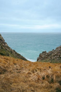 Soğuk bulutlu bir günde Jersey Adası 'nda (Kanal Adaları) güzel sahil manzarası