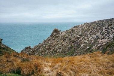 Soğuk bulutlu bir günde Jersey Adası 'nda (Kanal Adaları) güzel sahil manzarası