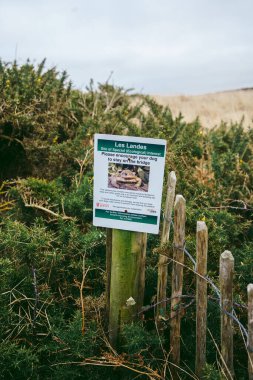 Çitte Jersey Adası Avrupa Kurbağa tabelası var.