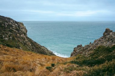 Jersey Adası 'ndaki (Manş Adaları, İngiltere) sahil uçurumlarının ve plajların güzel doğa manzarası)