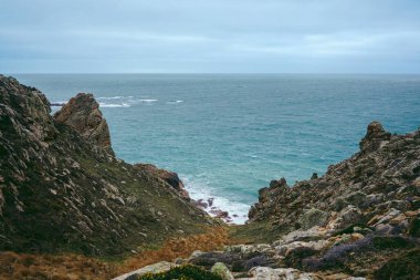 Jersey Adası 'ndaki (Manş Adaları, İngiltere) sahil uçurumlarının ve plajların güzel doğa manzarası)