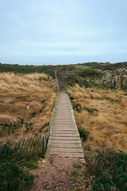 Soğuk bulutlu bir günde Jersey Adası 'nda (Kanal Adaları) güzel sahil manzarası