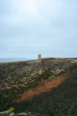 Soğuk bulutlu bir günde Jersey Adası 'nda (Kanal Adaları) güzel sahil manzarası