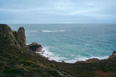 Jersey Adası 'ndaki (Manş Adaları, İngiltere) sahil uçurumlarının ve plajların güzel doğa manzarası)