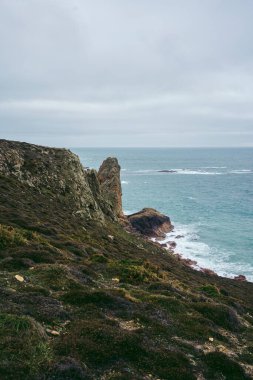 Soğuk bulutlu bir günde Jersey Adası 'nda (Kanal Adaları) güzel sahil manzarası