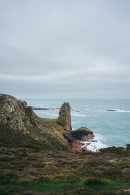 Jersey Adası 'ndaki (Manş Adaları, İngiltere) sahil uçurumlarının ve plajların güzel doğa manzarası)