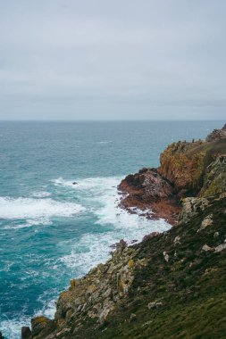 Jersey Adası 'ndaki (Manş Adaları, İngiltere) sahil uçurumlarının ve plajların güzel doğa manzarası)