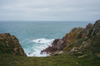 Jersey Adası 'ndaki (Manş Adaları, İngiltere) sahil uçurumlarının ve plajların güzel doğa manzarası)