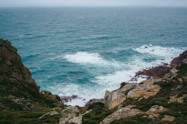 Soğuk bulutlu bir günde Jersey Adası 'nda (Kanal Adaları) güzel sahil manzarası