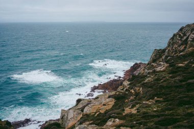Jersey Adası 'ndaki (Manş Adaları, İngiltere) sahil uçurumlarının ve plajların güzel doğa manzarası)
