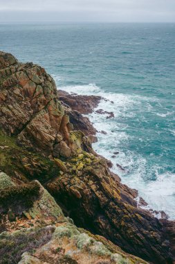 Jersey Adası 'ndaki (Manş Adaları, İngiltere) sahil uçurumlarının ve plajların güzel doğa manzarası)