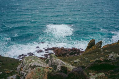 Jersey Adası 'ndaki (Manş Adaları, İngiltere) sahil uçurumlarının ve plajların güzel doğa manzarası)