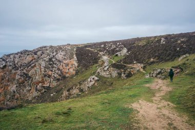 Jersey Adası 'ndaki (Manş Adaları, İngiltere) sahil uçurumlarının ve plajların güzel doğa manzarası)