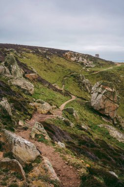 Soğuk bulutlu bir günde Jersey Adası 'nda (Kanal Adaları) güzel sahil manzarası