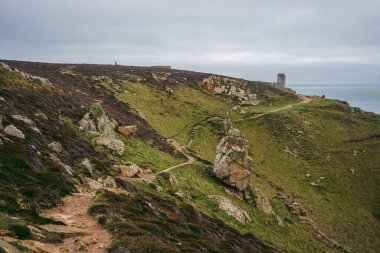 Soğuk bulutlu bir günde Jersey Adası 'nda (Kanal Adaları) güzel sahil manzarası