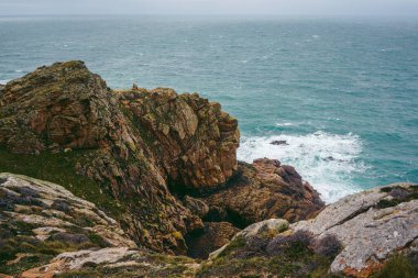 Jersey Adası 'ndaki (Manş Adaları, İngiltere) sahil uçurumlarının ve plajların güzel doğa manzarası)