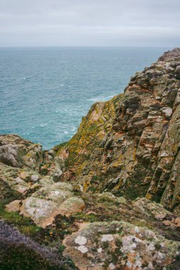 Soğuk bulutlu bir günde Jersey Adası 'nda (Kanal Adaları) güzel sahil manzarası