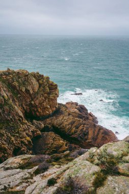 Jersey Adası 'ndaki (Manş Adaları, İngiltere) sahil uçurumlarının ve plajların güzel doğa manzarası)