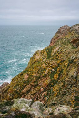 Soğuk bulutlu bir günde Jersey Adası 'nda (Kanal Adaları) güzel sahil manzarası