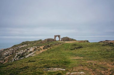Jersey Adası 'ndaki (Manş Adaları, İngiltere) sahil uçurumlarının ve plajların güzel doğa manzarası)
