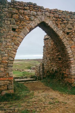Jersey Adası 'ndaki Grosnez Şatosu Bulutlu bir günde