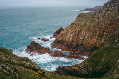 Soğuk bulutlu bir günde Jersey Adası 'nda (Kanal Adaları) güzel sahil manzarası