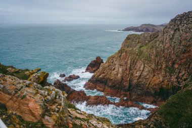 Jersey Adası 'ndaki (Manş Adaları, İngiltere) sahil uçurumlarının ve plajların güzel doğa manzarası)