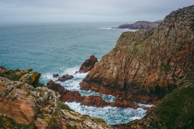 Jersey Adası 'ndaki (Manş Adaları, İngiltere) sahil uçurumlarının ve plajların güzel doğa manzarası)