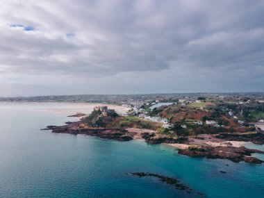 Jersey Adası, Kanal 124; İngiltere - 2022.01.29: Uçurumdaki Mont Orgueil Kalesi 'nin güzel manzarası