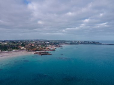 Jersey Adası 'ndaki (Manş Adaları, İngiltere) sahil uçurumlarının ve plajların güzel doğa manzarası)