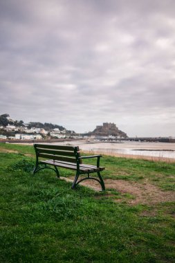 Soğuk bulutlu bir günde Jersey Adası 'nda (Kanal Adaları) güzel sahil manzarası