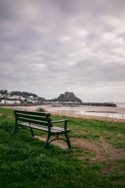 Jersey Adası, Kanal 124; İngiltere - 2022.01.29: Uçurumdaki Mont Orgueil Kalesi 'nin güzel manzarası
