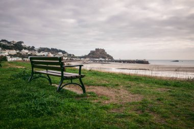 Uçurumdaki Mont Orgueil Kalesi 'nin güzel manzarası