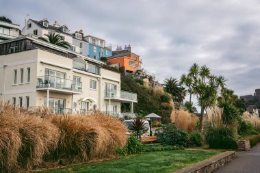 Jersey Adası, Channel Island (124; İngiltere - 2022.01.29: İngiltere, Channel Adaları 'ndaki Jersey Adası kıyısında güzel bir ev