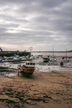 Jersey Adası, Kanal 124; İngiltere - 2022.01.29: Bulutlu bir günde kıyıya demir atmış tekneler