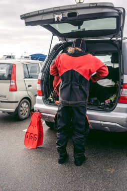 Jersey Adası, Kanal 124; İngiltere - 2022.01.29: Dalış giysisini ve ekipmanını hazırlayan kişi