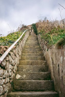Soğuk bulutlu bir günde Jersey Adası 'nda (Kanal Adaları) güzel sahil manzarası