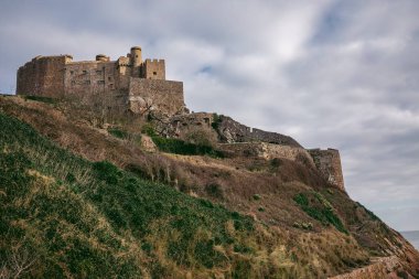 Jersey Adası, Kanal 124; İngiltere - 2022.01.29: Uçurumdaki Mont Orgueil Kalesi 'nin güzel manzarası