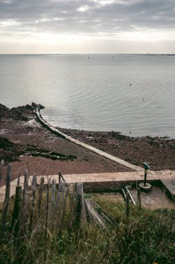 Jersey Adası 'ndaki (Manş Adaları, İngiltere) sahil uçurumlarının ve plajların güzel doğa manzarası)