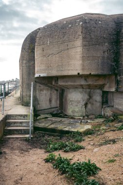 Terk edilmiş 2. Dünya Savaşı sığınağı bulutlu bir günde adanın kayalıklarında.