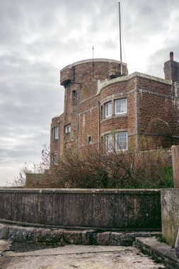 Jersey Adası, Kanal 124; İngiltere - 2022.01.29: Jersey Adası 'ndaki eski büyük tuğla konak