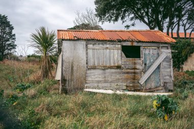 Jersey Adası 'nda turuncu çatılı eski bir kulübe.