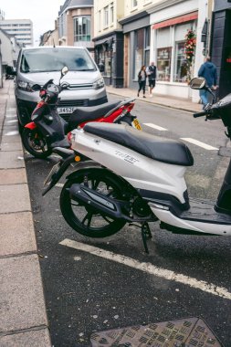 Jersey Adası, Kanal 124; İngiltere - 2022.01.29: Jersey Adası şehir merkezinde sabah zincirli bisikletler