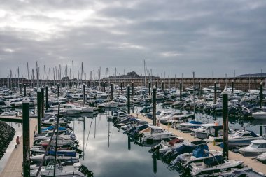 Jersey Adası, Kanal 124; İngiltere - 2022.01.29: Tekneler Elizabeth Marina 'da dalgalı sularda demirledi