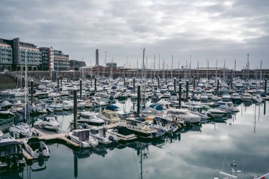 Jersey Adası, Kanal 124; İngiltere - 2022.01.29: Tekneler Elizabeth Marina 'da dalgalı sularda demirledi