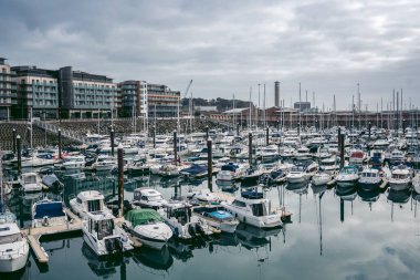 Jersey Adası, Kanal 124; İngiltere - 2022.01.29: Tekneler Elizabeth Marina 'da dalgalı sularda demirledi