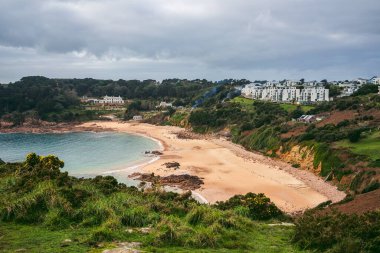 Jersey Adası 'ndaki (Manş Adaları, İngiltere) sahil uçurumlarının ve plajların güzel doğa manzarası)